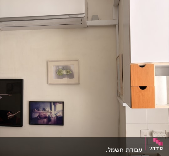 מזגן מותקן על קיר עם שקעי חשמל